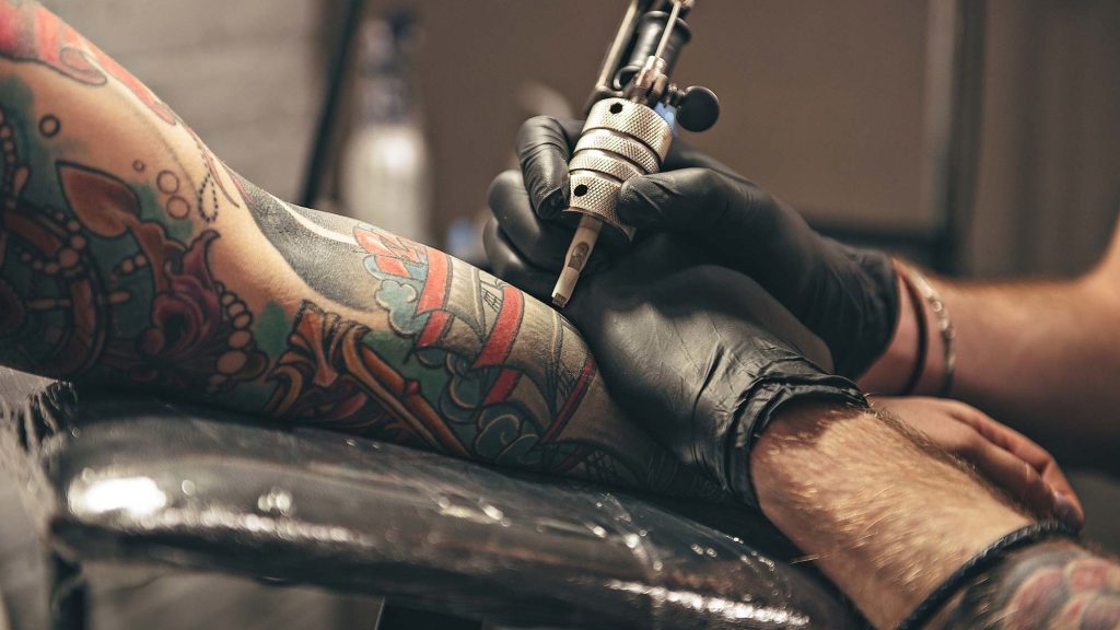 ¿Estás pensando en hacerte un tatuaje? Una nueva investigación podría hacerte cambiar de opinión