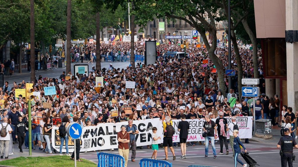 Más de 10.000 Personas se Manifiestan en Mallorca Contra el Turismo de Masas